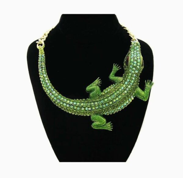 A necklace with an alligator on it's side.