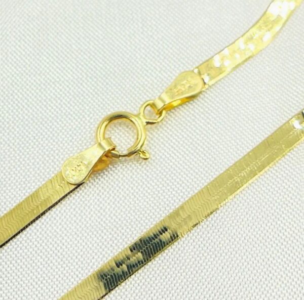A close up of the gold chain