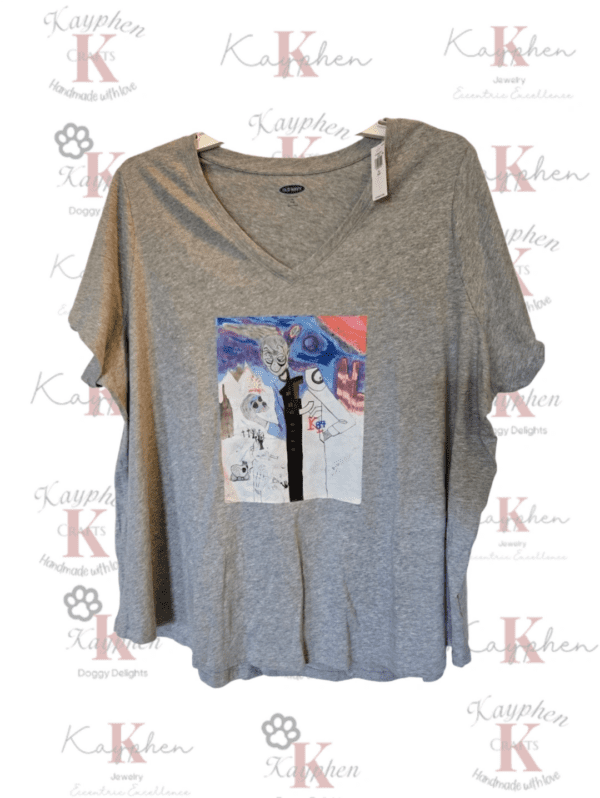 A gray t-shirt with a picture of a dog.