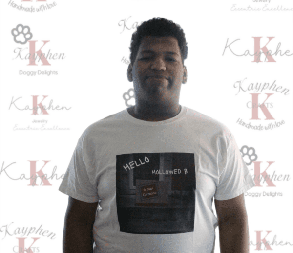 A man wearing a white shirt with the words " hello " on it.
