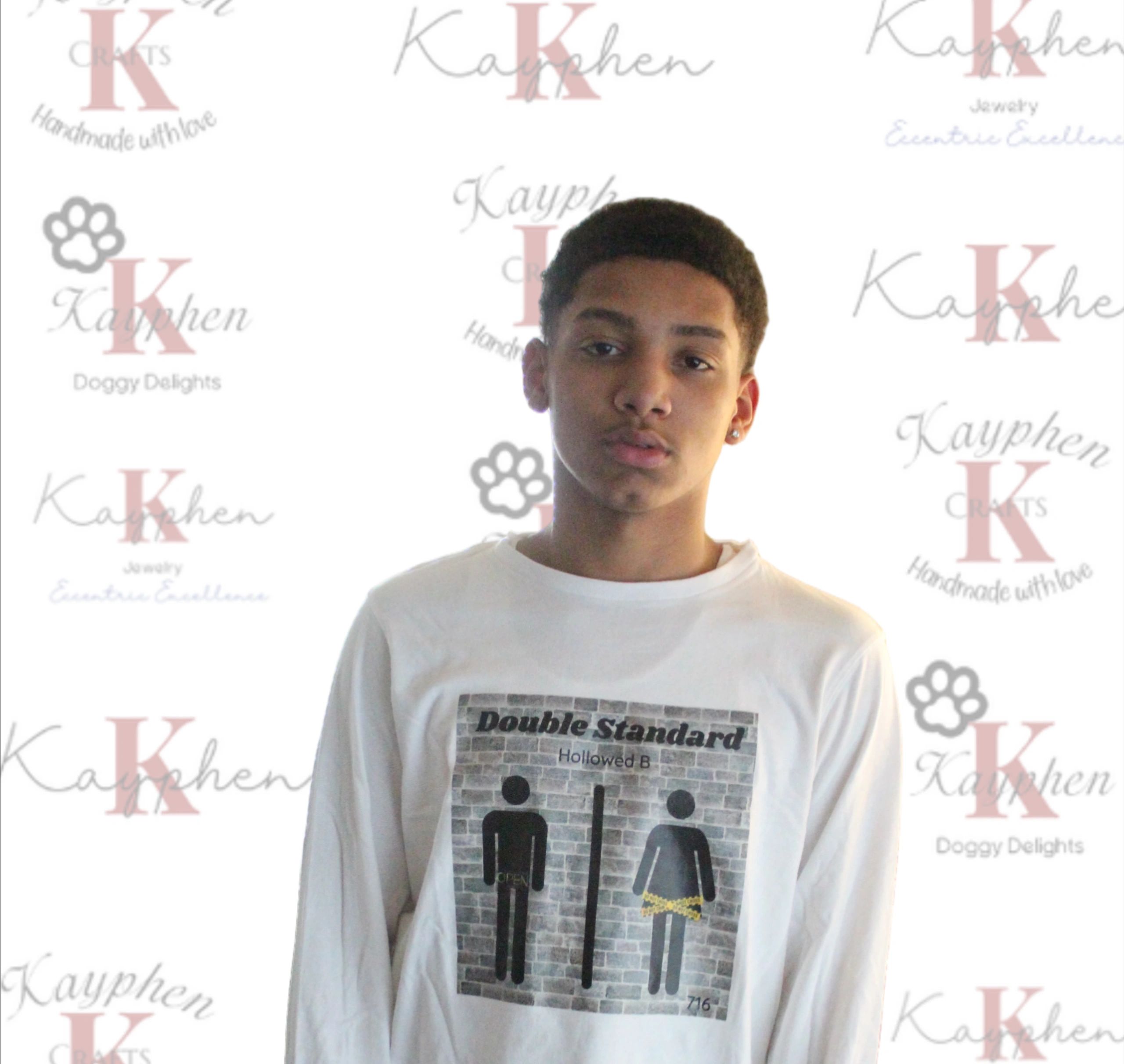 17419088385892 A young man standing in front of a wall.