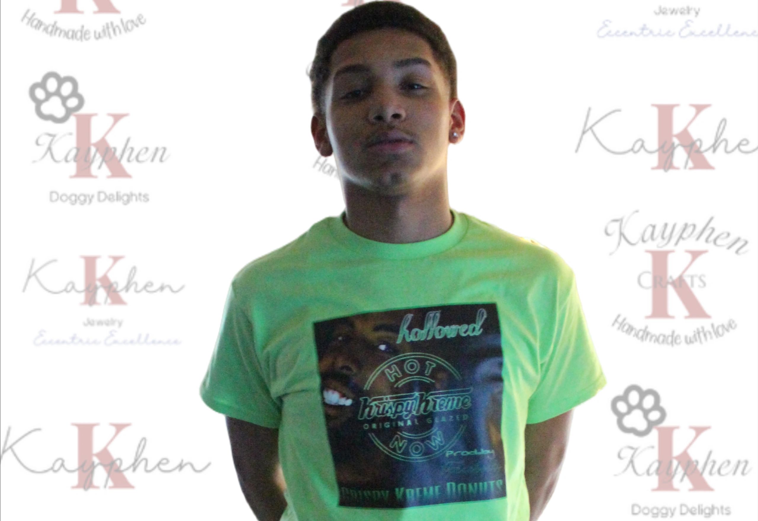 17419132626592 A man wearing a green t-shirt with the word " kitchen " on it.