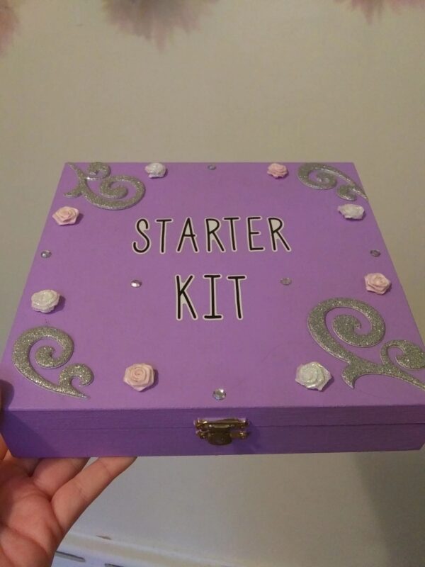 A purple box with the words " starter kit ".