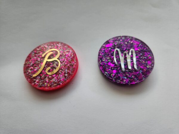Two buttons with a letter and a number on them