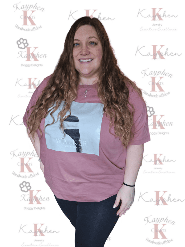 A woman standing in front of a wall with her hands on the hips.